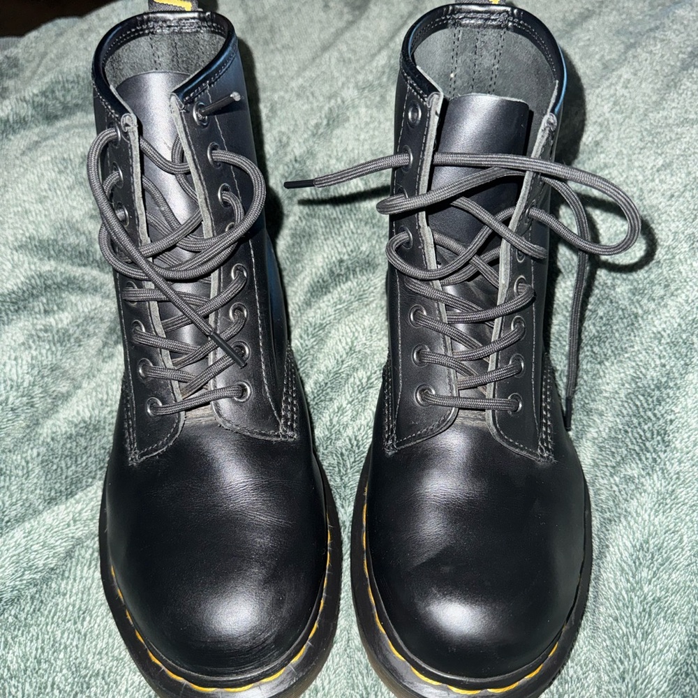Dr. Martens Black 1460
Smooth Leather Lace Up Boots